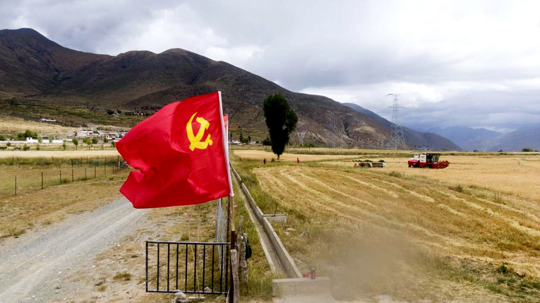 黨員先鋒隊沖在前。洛克攝