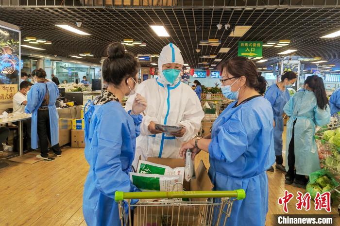 圖為疫情期間，西藏格拉丹東超市調(diào)配物資，保障市場供應(yīng)?！∈茉L者供圖