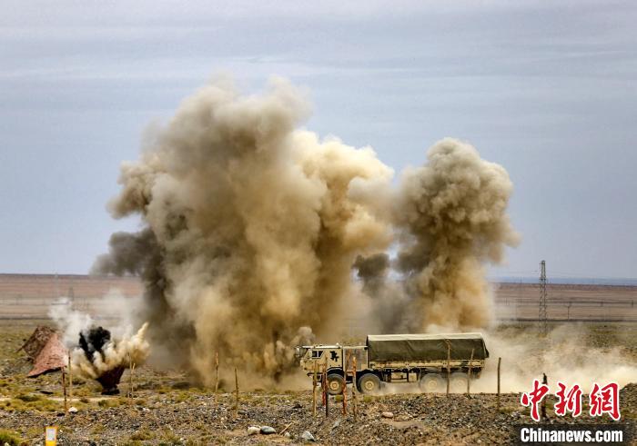 圖為模擬運(yùn)輸分隊(duì)通過(guò)炮火路段?！?王先鋒 攝