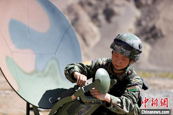 圖為官兵進(jìn)行衛(wèi)星通訊架設(shè)?！?鄒寧寧 攝