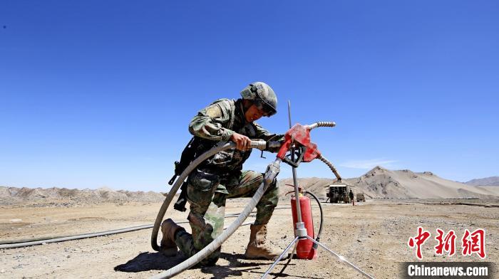 圖為官兵為群車加油?！?胡吉容 攝