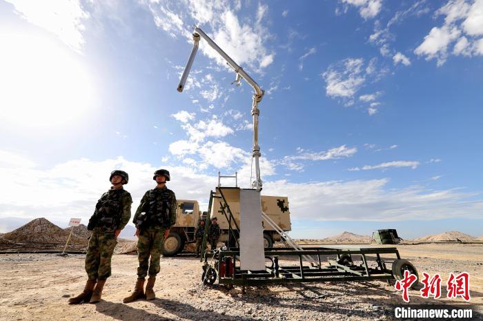 圖為野戰(zhàn)油庫(kù)開(kāi)設(shè)?！?唐 堯 攝