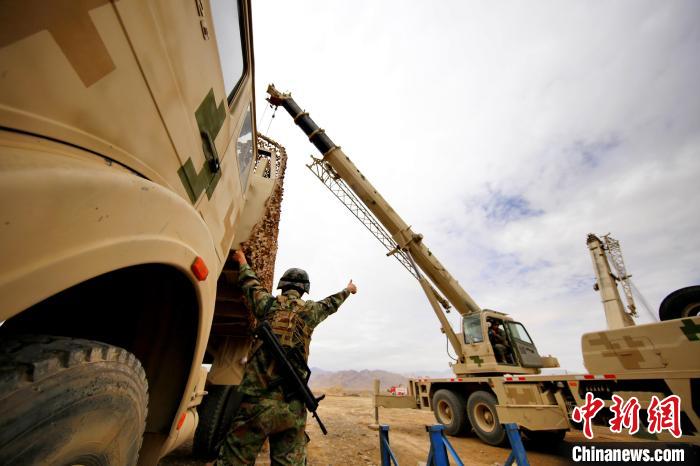 圖為野戰(zhàn)車輛搶修環(huán)節(jié)?！?祁漢智 攝