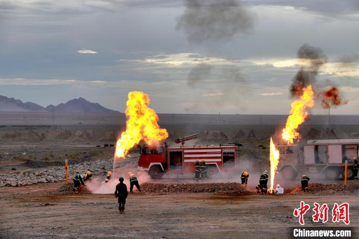 圖為野戰(zhàn)管線搶修?！?鄒寧寧 攝