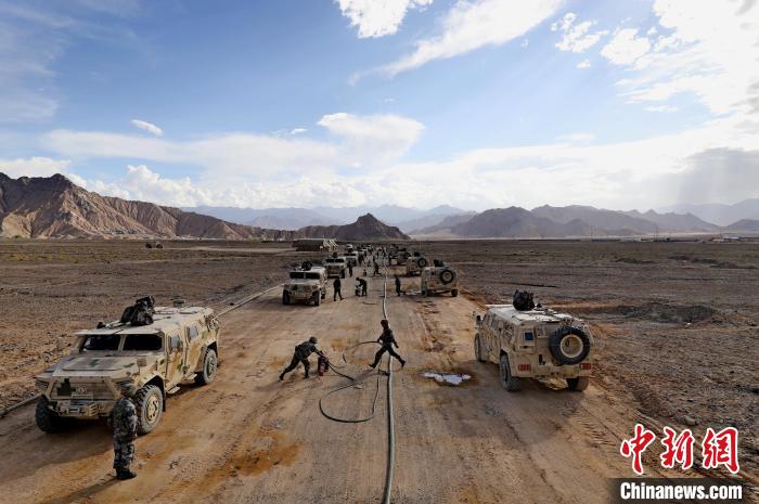 圖為群車加油科目演練現(xiàn)場(chǎng)?！?祁漢智 攝