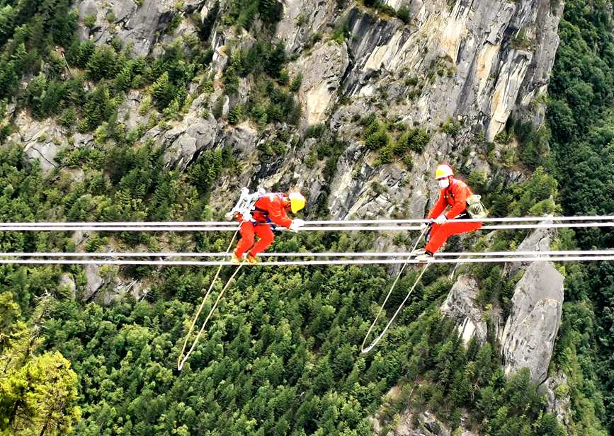 9月15日，電力檢修人員開展左波線米堆冰川段導線扭絞處理走線作業(yè)。旦尼攝