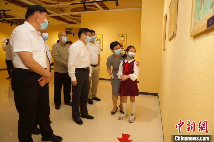 圖為與會(huì)嘉賓與入選畫作的“小作者”們一同觀展?！≈袊?guó)藏學(xué)研究中心供圖