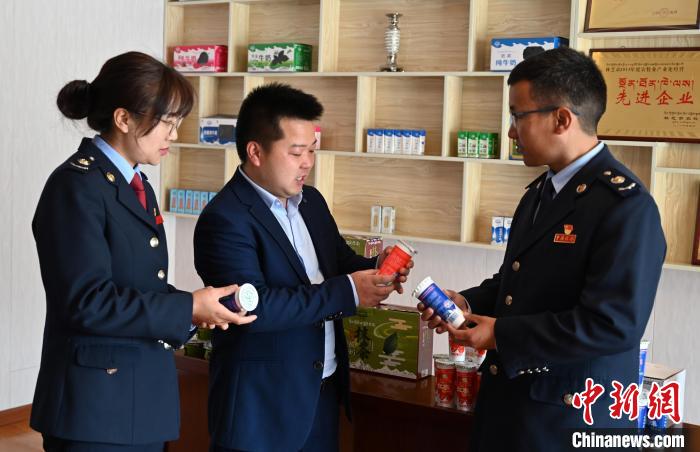 圖為林芝稅務部門上門了解企業(yè)情況，并宣講稅收政策。資料圖 趙朗 攝