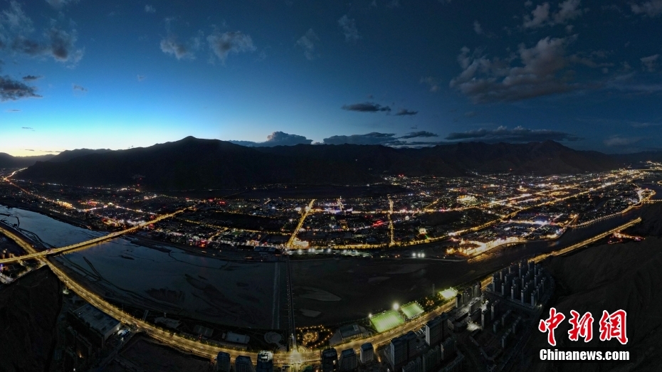 資料圖為2020年6月10日，拉薩城市入夜，燈光點亮高原古城夜色。（無人機畫面） <a target='_blank' href='/'><p  align=