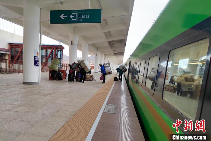 乘客乘復工專列抵達日喀則?！±_車務段 供圖