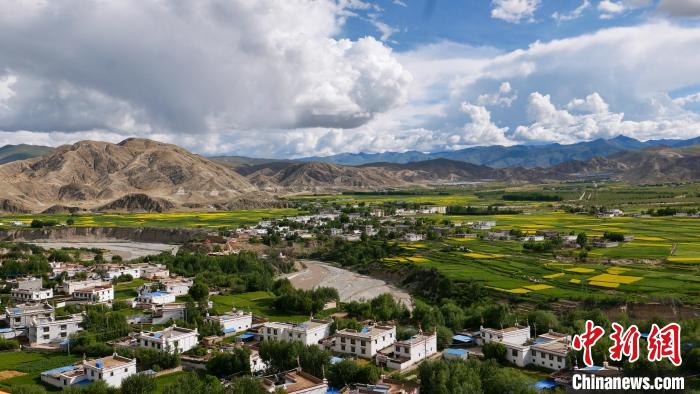 圖為依地形而建的西藏拉薩市尼木縣村居?！≈x牧 攝