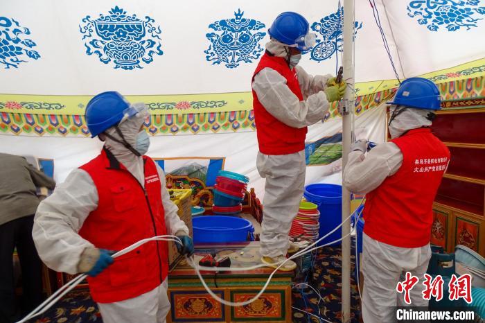 圖為西藏類烏齊縣供電部門為臨時(shí)隔離點(diǎn)50頂帳篷進(jìn)行用電接入?！÷逅傻侵?攝