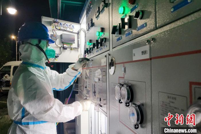 西藏電力部門順利完成方艙醫(yī)院供電設(shè)備安全可靠接入。　王大飛 攝