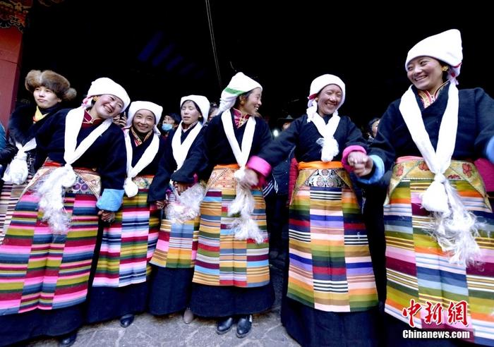 資料圖為2014年12月6日，拉薩民眾歡度“仙女節(jié)”。 <a target='_blank' href='/'><p  align=