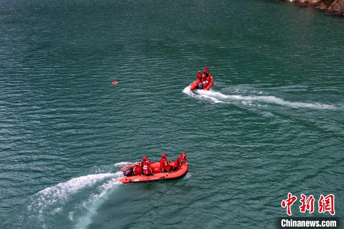 消防員操作舟艇進(jìn)行s型繞標(biāo)?！『罱?攝
