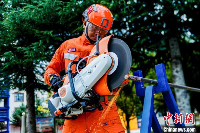 西藏林芝森林消防年度綜合救援技能大練兵活動(dòng)現(xiàn)場(chǎng)?！『罱?攝