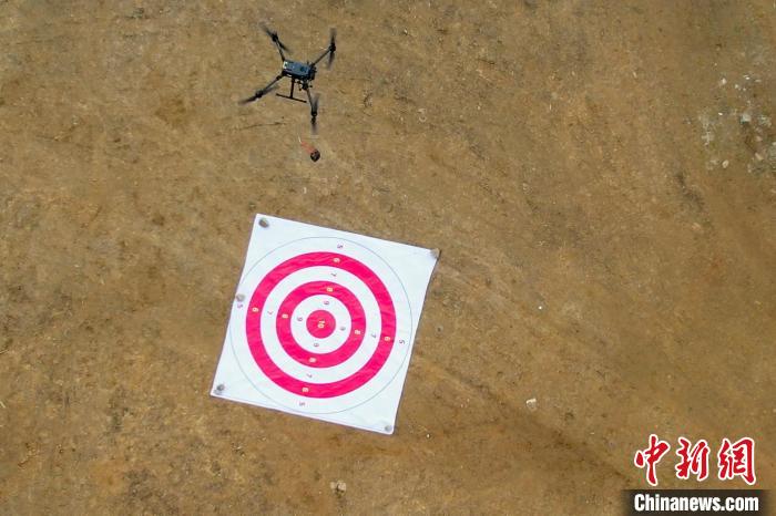 圖為消防員利用無人機(jī)空投滅火彈?！钣例?攝