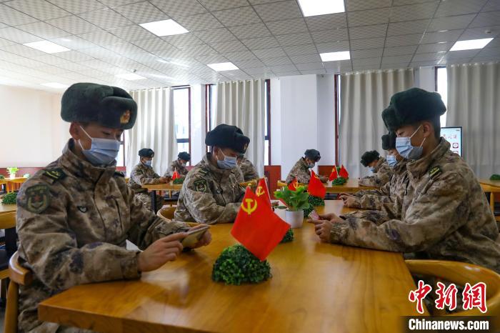 圖為阿里軍分區(qū)某邊防團(tuán)組織官兵通過手機(jī)收聽收看二十大開幕盛況?！詵|供圖