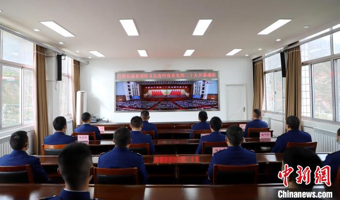 圖為西藏昌都市森林消防支隊(duì)收看二十大開幕直播。　徐思蓬 攝