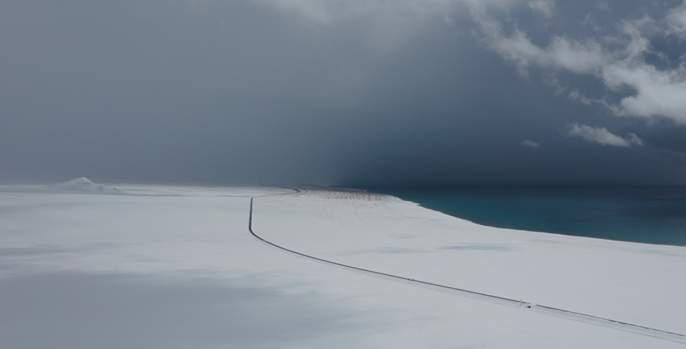 西藏阿里地區(qū)改則縣迎來初雪，銀裝素裹，美如畫卷。