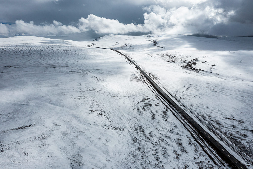 西藏阿里地區(qū)改則縣迎來初雪，銀裝素裹，美如畫卷。