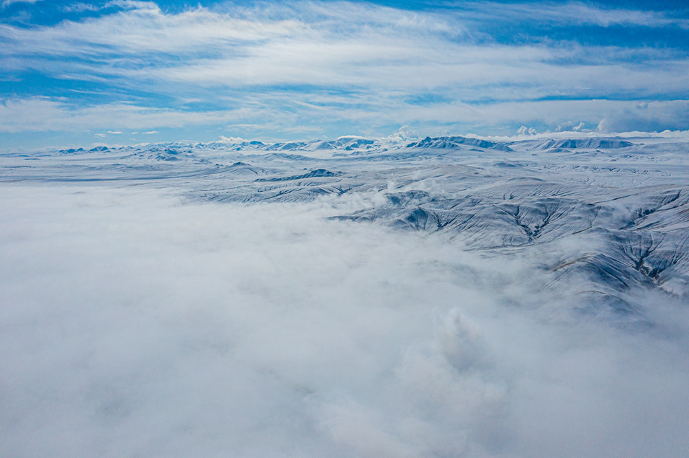 西藏阿里地區(qū)改則縣迎來初雪，銀裝素裹，美如畫卷。