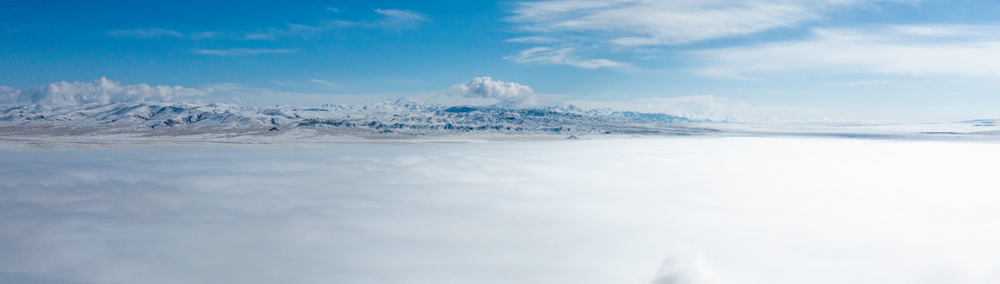 西藏阿里地區(qū)改則縣迎來初雪，銀裝素裹，美如畫卷。