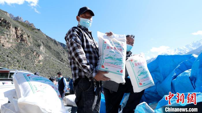 圖為合作社加工完成的優(yōu)質(zhì)糌粑?！〖卫杩h融媒體中心供圖