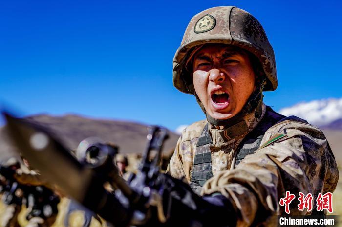 官兵正在進(jìn)行刺殺操訓(xùn)練?！∥鞑厣侥宪姺謪^(qū)某團(tuán)供圖