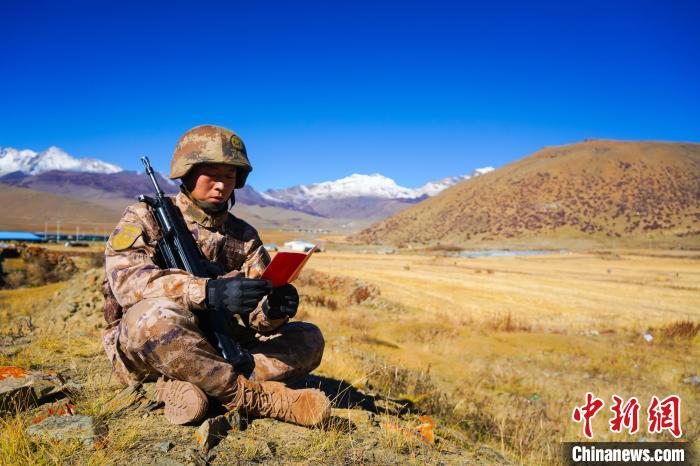 戰(zhàn)士正在品讀該團(tuán)制作下發(fā)的二十大報(bào)告內(nèi)容匯編“口袋書” ?！∥鞑厣侥宪姺謪^(qū)某團(tuán)供圖