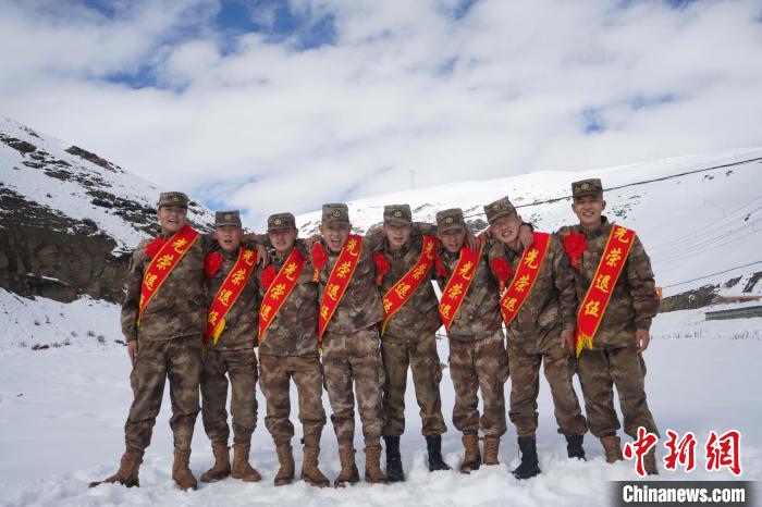 退伍老兵合照留念?！∥鞑厣侥宪姺謪^(qū)某團供圖