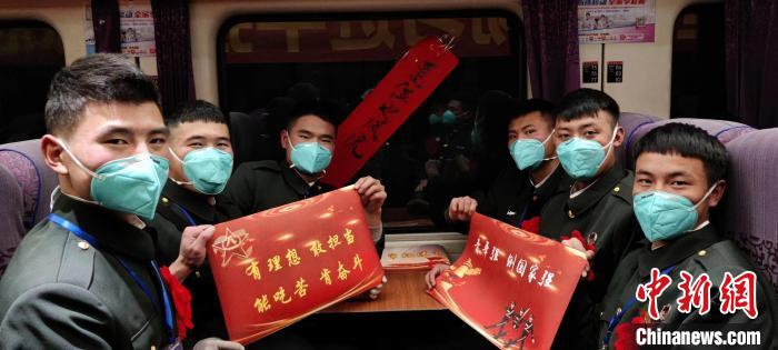 退伍老兵在退伍專列上合影留念?！∥鞑厣侥宪姺謪^(qū)某團供圖