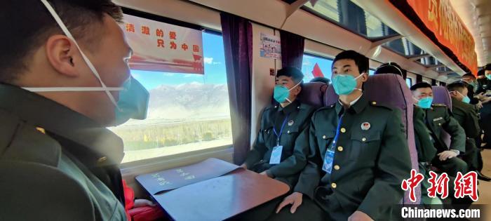 退伍老兵乘坐在退伍專列?！∥鞑厣侥宪姺謪^(qū)某團供圖