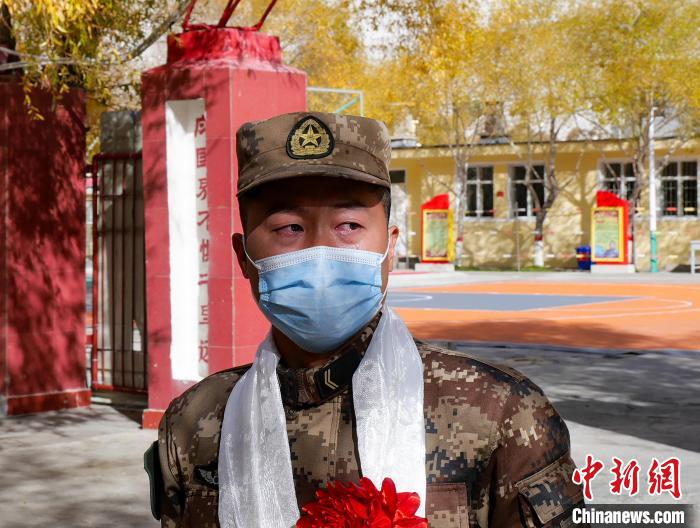 圖為什布奇邊防連退伍老兵臨別前再看一眼連隊(duì)。　劉曉東 攝