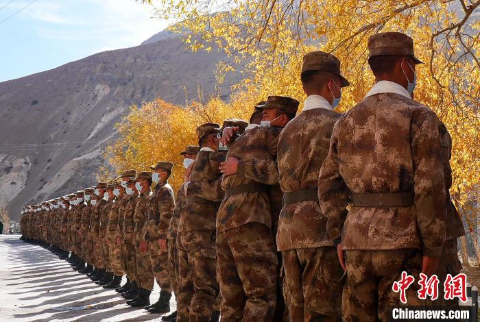 圖為什布奇邊防連退伍老兵與戰(zhàn)友相擁而泣，依依惜別?！⌒觳?攝