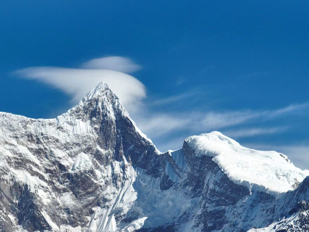 雅魯藏布江遠處的雪山風光。