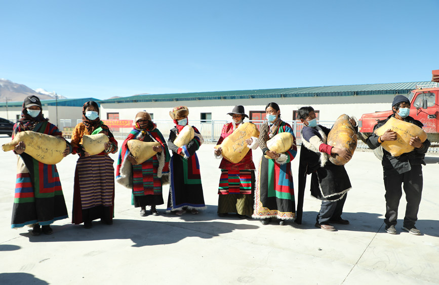 茶措村牧區(qū)改革合作社酥油分紅現(xiàn)場(chǎng)。索朗仁青 攝