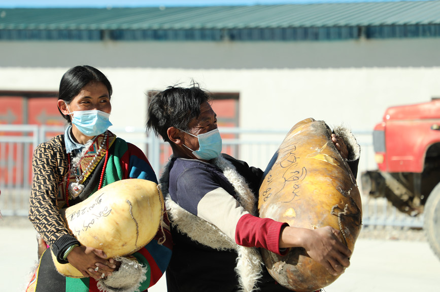 茶措村牧區(qū)改革合作社酥油分紅現(xiàn)場(chǎng)。索朗仁青 攝
