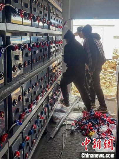 圖為微電網(wǎng)系統(tǒng)安裝調(diào)試現(xiàn)場?！O寶鶴 攝