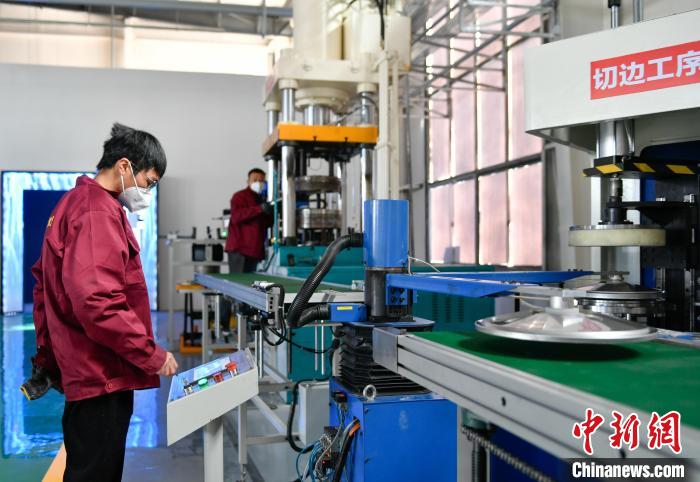 圖為炊具生產(chǎn)線?！∝暩聛硭?攝