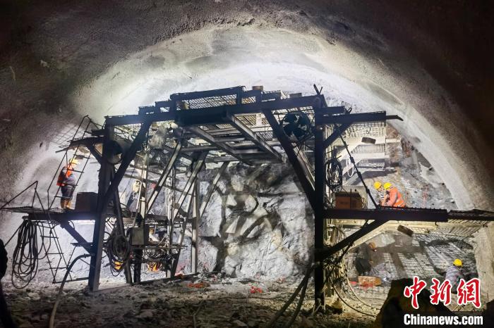 資料圖為隧道施工掘進(jìn)過(guò)程中?！∥鞑刈灾螀^(qū)交通運(yùn)輸廳 供圖