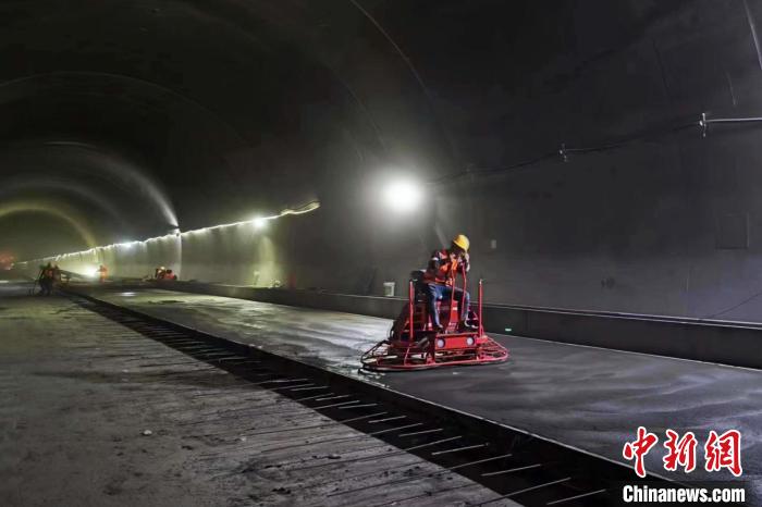 圖為隧道施工現(xiàn)場(chǎng)?！∥鞑刈灾螀^(qū)交通運(yùn)輸廳 供圖