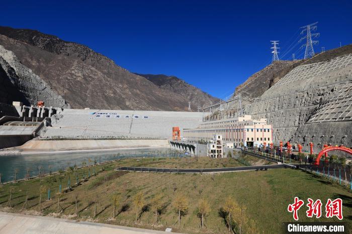 圖為金沙江上游蘇洼龍水電站?！⊥趵?攝