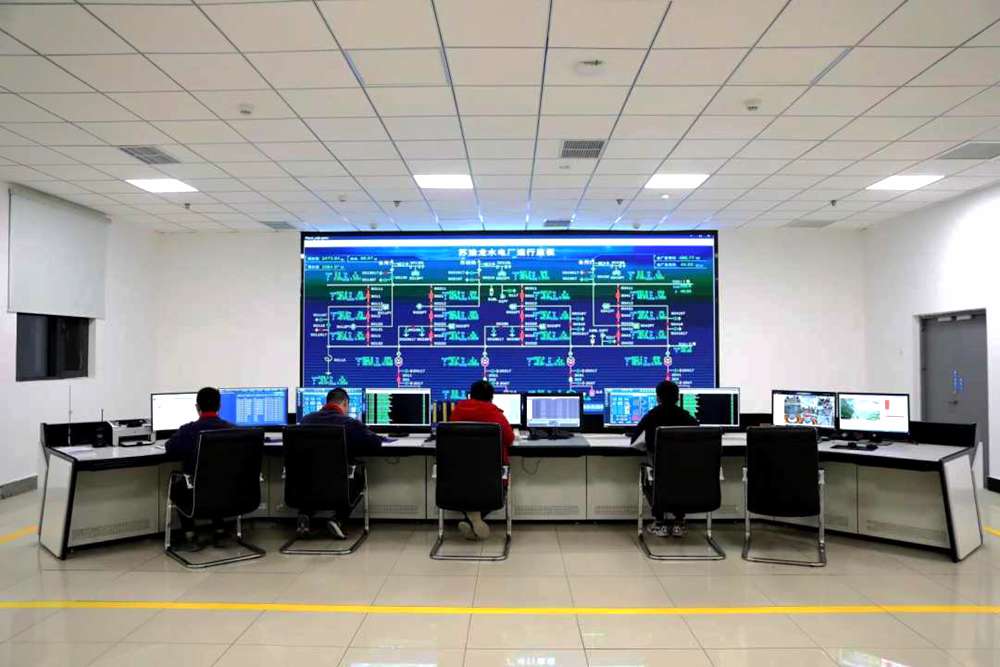 對(duì)大壩填筑碾壓進(jìn)行實(shí)時(shí)全過(guò)程監(jiān)控。吳雛音 攝