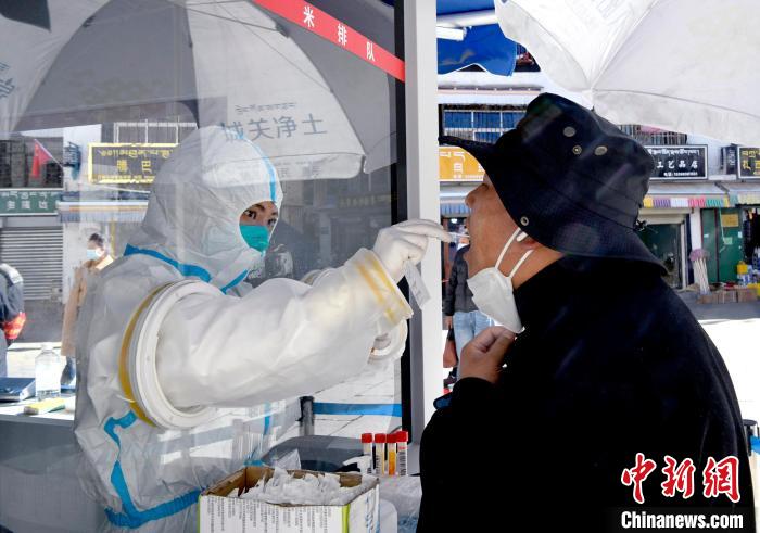12月7日，拉薩市民正在進(jìn)行核酸檢測?！±盍?攝