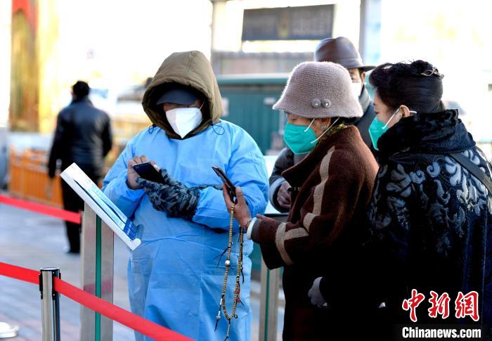 12月7日，拉薩市民掃碼進(jìn)入銀行辦理業(yè)務(wù)。　李林 攝