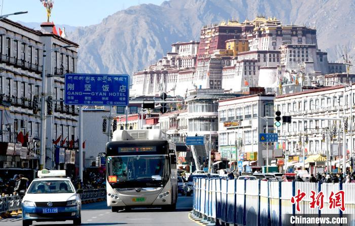 12月7日，一輛公交車從拉薩市城關(guān)區(qū)北京東路駛過?！±盍?攝