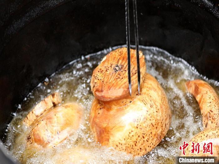 圖為已成型的木碗?！?鄧海平 攝