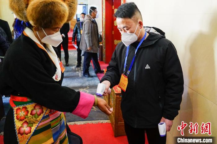 政協(xié)委員測(cè)體溫后入場(chǎng)?！〗w波 攝