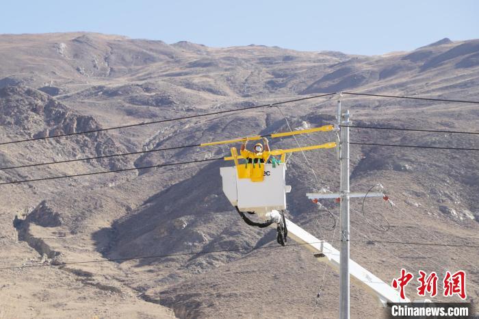 圖為11月9日，國(guó)網(wǎng)山南供電公司工作人員進(jìn)行搭火工作?！「裆?攝